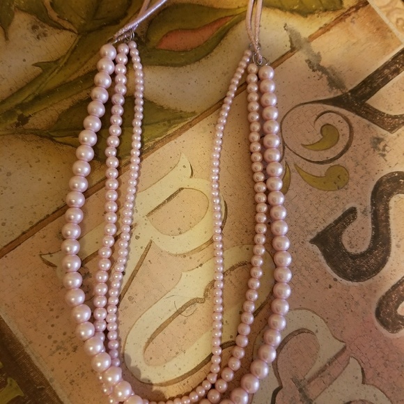 Jewelry - Triple strand pearl necklace